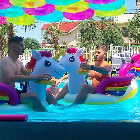 אכסניה (adults Only) קוסטינסטי